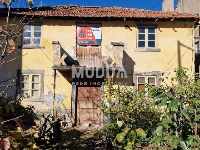 Moradia T3 para remodelar em Zona Residencial