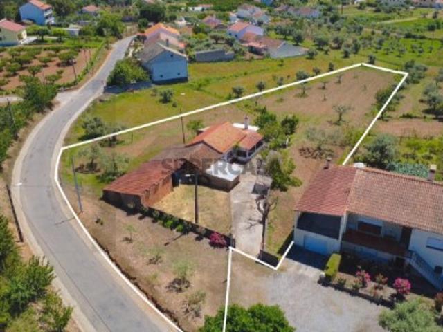 Moradia T3 para Renovar com 3.300 m² de Terreno no Centro de Enxames, Fundão