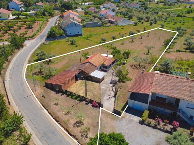 Moradia T3 para Renovar com 3.300 m² de Terreno no Centro de Enxames, Fundão