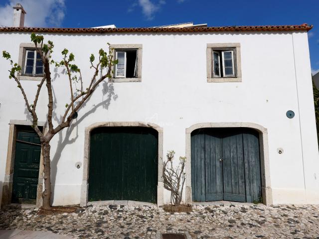 Moradia T3 para renovar no coração de Paço d'Arcos | com planos APROVADOS