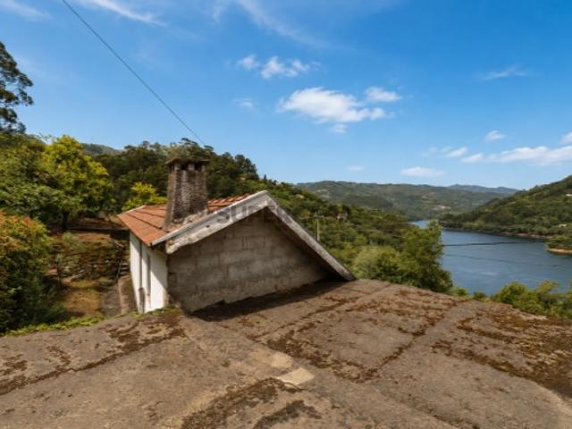 Moradia T3 para Restauro com Vista Rio | Gerês