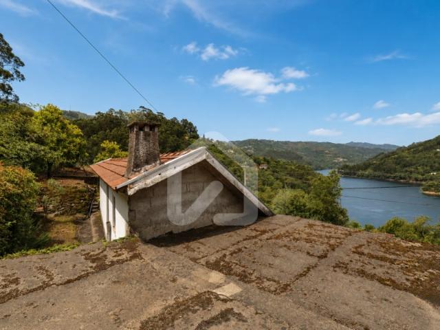 Moradia T3 para Restauro com Vista Rio | Gerês