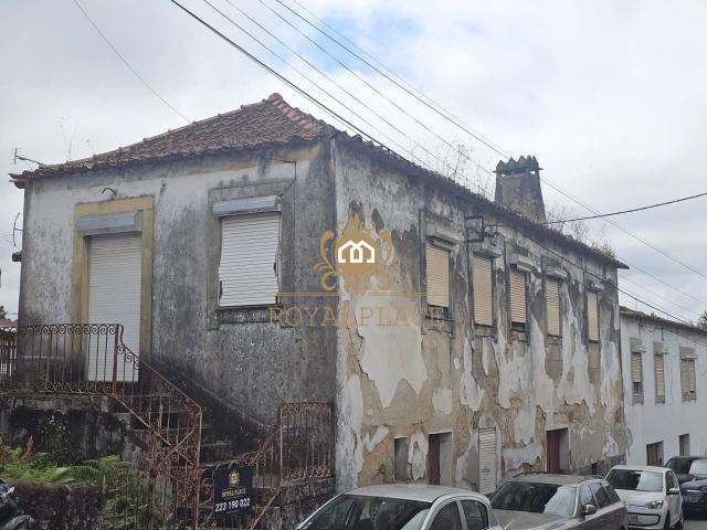 Moradia T3 para restauro centro de Fiães