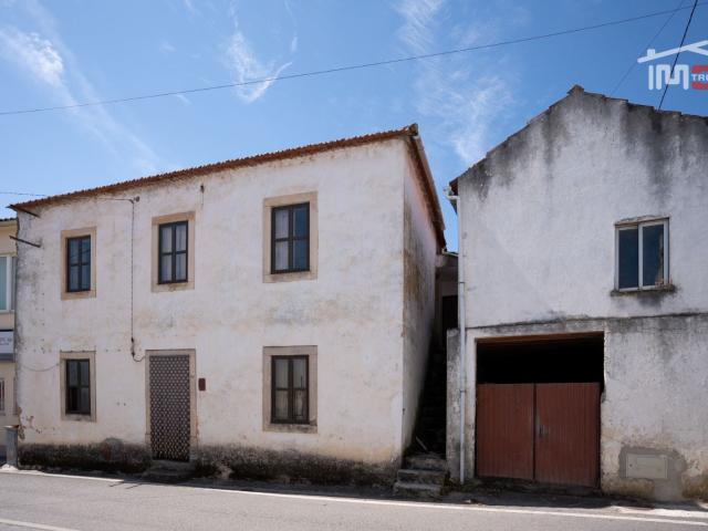 Moradia T3 para Restauro em Alqueidão da Serra