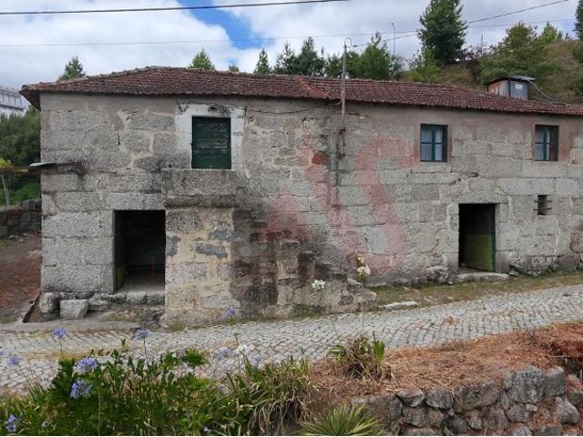Moradia T3 para restauro em Silvares, Lousada
