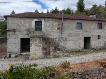 Moradia T3 para restauro em Silvares, Lousada