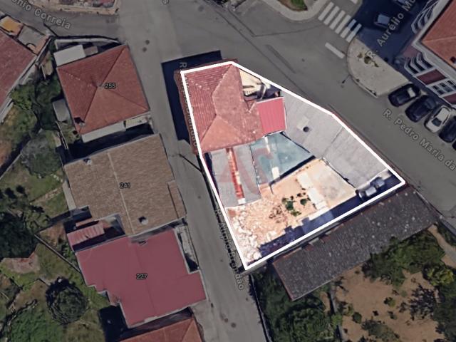 Moradia T3 para restauro, inserida num terreno de 795m2, em. 160m² Santiago De Riba Ul