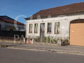 Moradia T3 para Restaurar Oportunidade Única de Investimento em Fermentelos