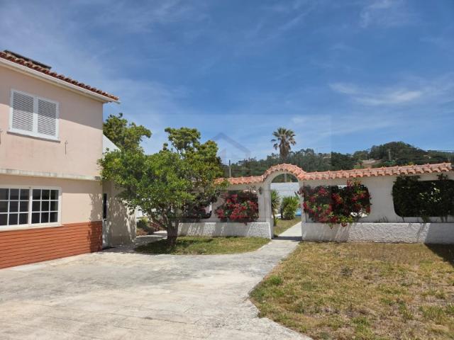 Moradia T3 para Venda em Alfeizerão, Alcobaça, Leiria com Espaços Verdes, Anexos e piscina