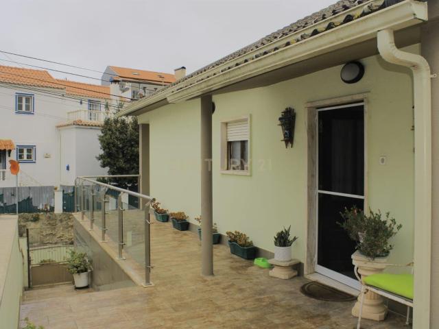 Moradia T3 perto da praia de elevado potencial. 190m² Carvoeira e Carmões