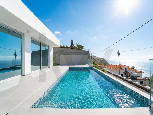 Moradia T3 Premium com Piscina Aquecida e Vista Deslumbrante sobre o Atlântico