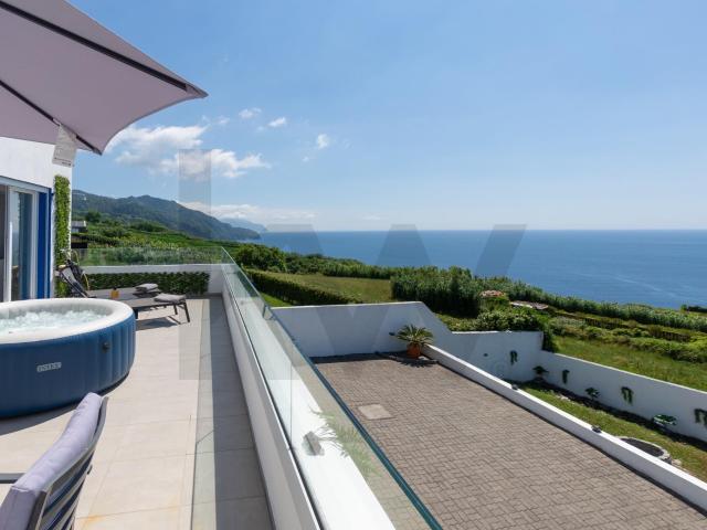 Moradia T3 Premium com Vista Mar Deslumbrante e Licença de Alojamento Local | Ponta Garça