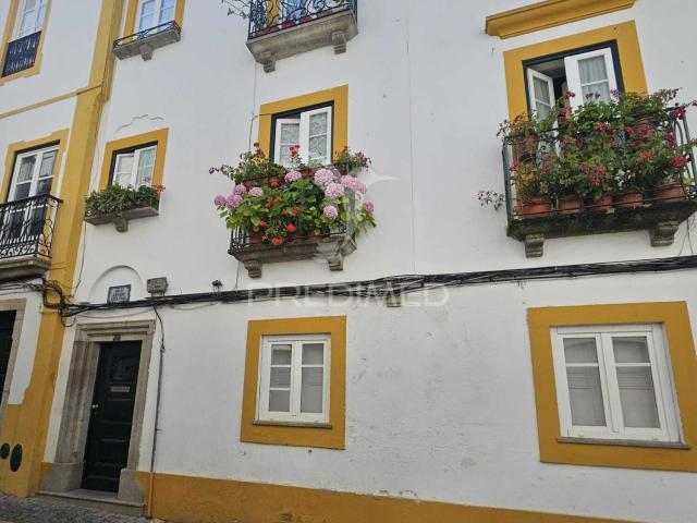 Moradia T3 R/C no Centro Histórico de Évora, com logradouro e saguão com poço