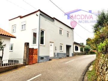 Moradia T3 recentemente renovada, com garagem e terreno em Castanheira de Pera