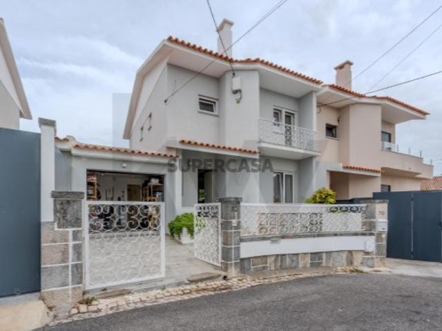 Moradia T4 Remodelada com Jardim, Terraço e Garagem em São Domingos de Rana