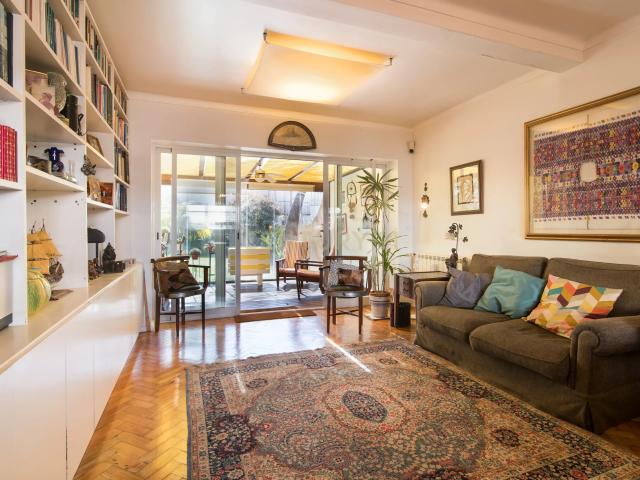 Moradia T3, Remodelada, com Jardim, em zona nobre do Restelo