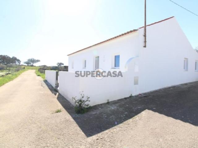 Moradia T3 Remodelada com 591m2 de Terreno e Anexo em Cabeça de Carneiro, Concelho do Alandroal