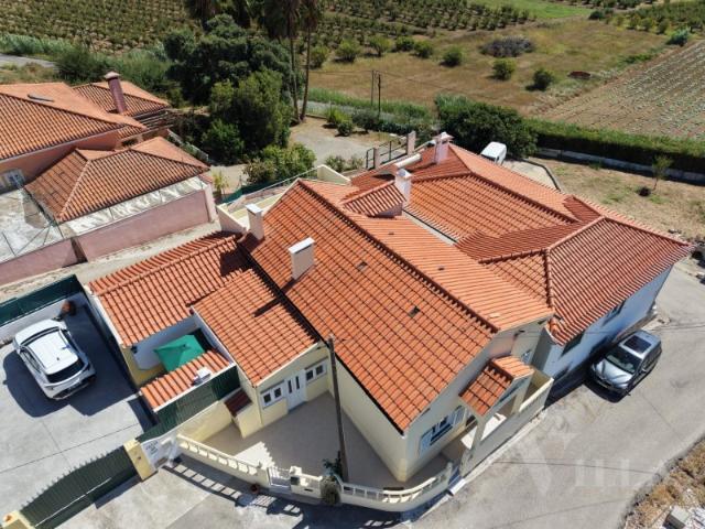 Moradia T3 remodelada à venda na Azueira, Mafra | Dois terraços | 325.000 €