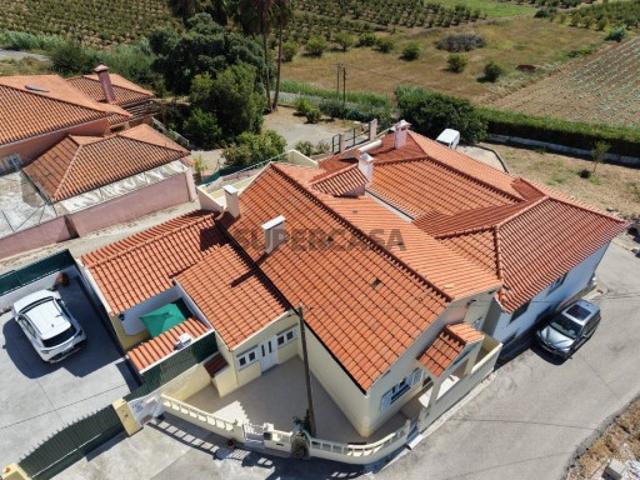 Moradia T3 remodelada à venda na Azueira, Mafra | Dois terraços | 325.000 €