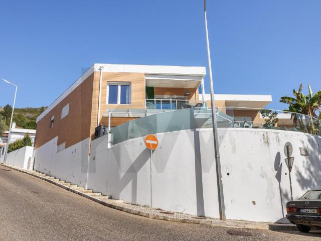 Moradia T3 Renovada a 250m da Praia da Califórnia com Piscin. 146m² Santiago sesimbra