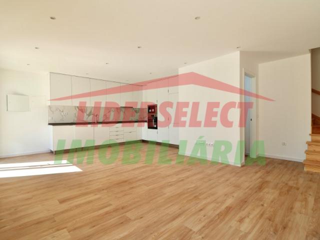 MORADIA T3 RENOVADA C/ 2 SUITES | JUNTO A TORRES VEDRAS
