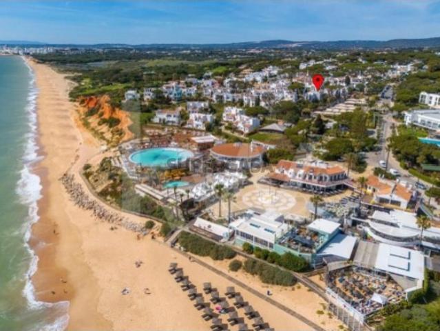 Moradia T3 Renovada com Vista Mar e a Escassos Metros da Praia Vale do Lobo