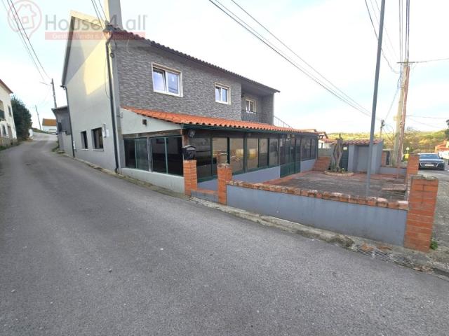 Moradia T3 renovada com espaço comercial no Rés do Chão Coto Caldas da Rainha