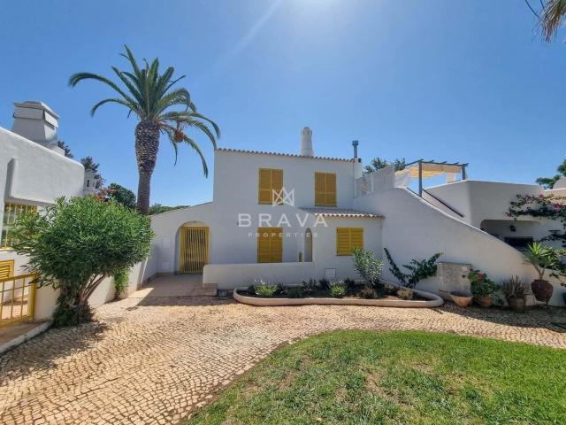 Moradia T3 renovada com jardim no condomínio Aldeia do Golfe. 216m² Vilamoura