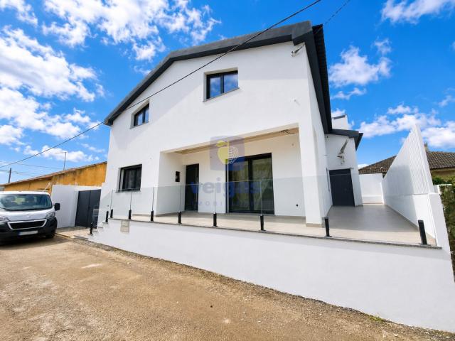 Moradia T3 renovada Logradouro, Churrasqueira e Sótão com. 106m² Atouguia Da Baleia