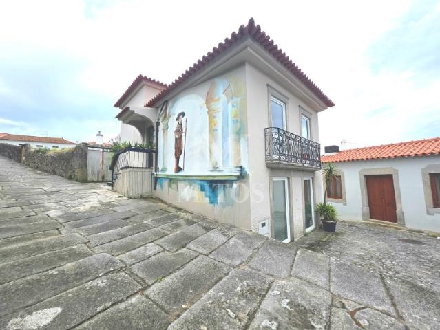 Moradia T3 renovada, situada em Caminha