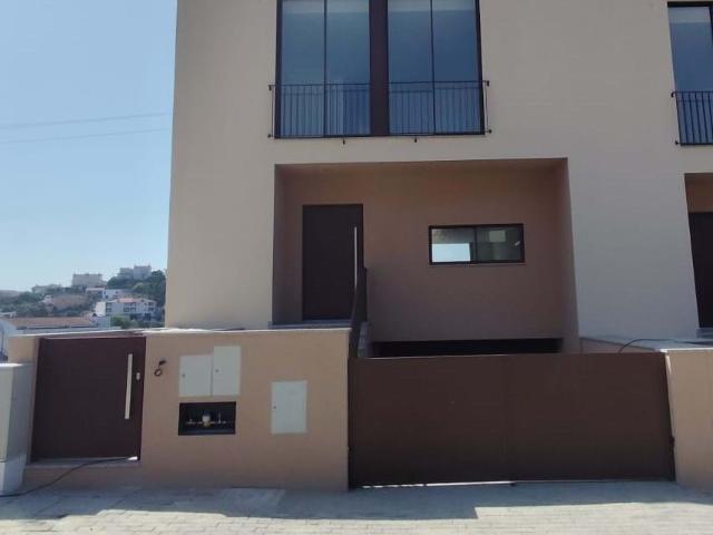 Moradia T3 | Suíte | 268m² | Varandas | Nova Construção