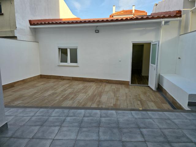 Moradia T3 Santa Iria da Azóia: Terraço Privado, Anexos Versáteis e Acesso Rápido a Lisboa