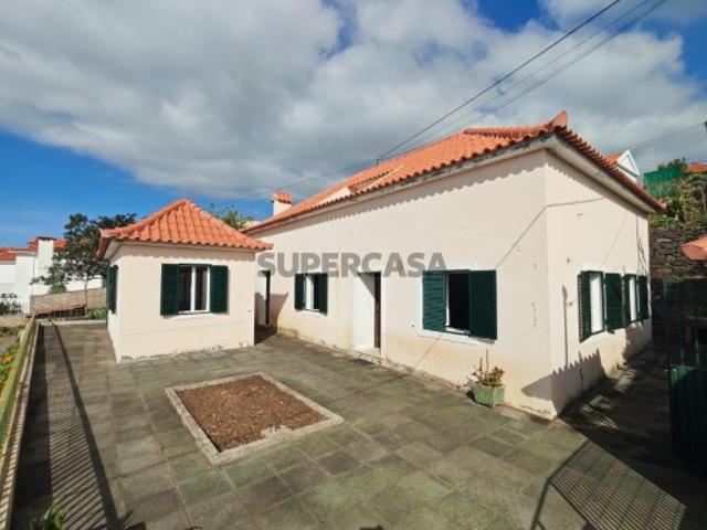 Moradia T3 sem acesso a carro, com anexo, 430 m2 de terreno e vista mar