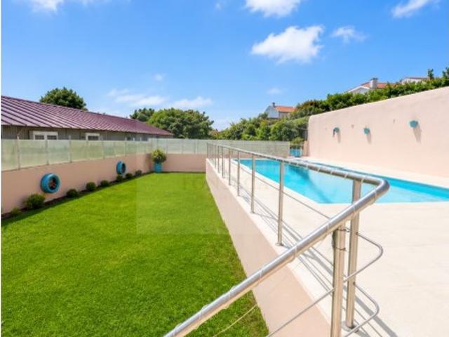 2 Moradias Independentes com piscina e Loja Terreno 650m²