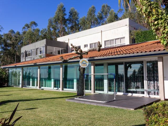 Moradia T3 + T2 + Piscina + Armazéns em Terreno de 6.721 m²
