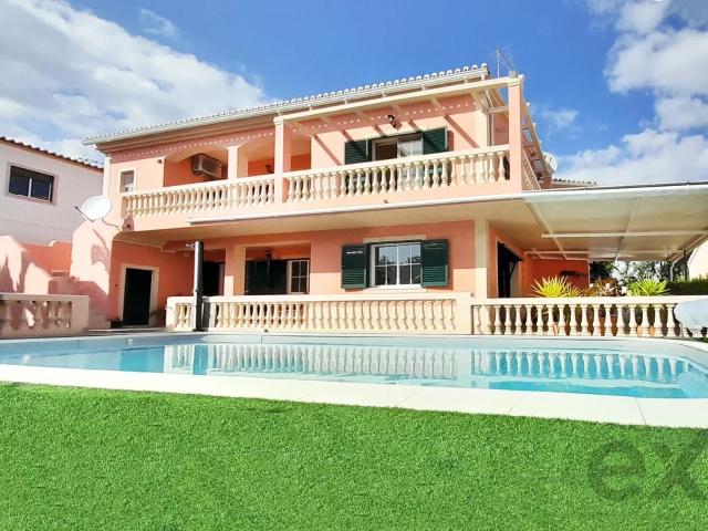 Moradia T3, tem um anexo T1, piscina e garagem, 164m² Mexilhoeira Grande