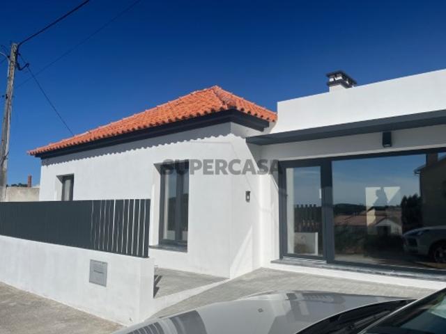 Moradia T3 TÉRREA TOTALMENTE REMODELADA, com espaço exterior e anexo transformado em espaço para atelier!