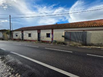 Moradia T3 Térrea a poucos minutos da Benedita e de Caldas da Rainha. Boa oportunidade para Remodelação e Valorização!