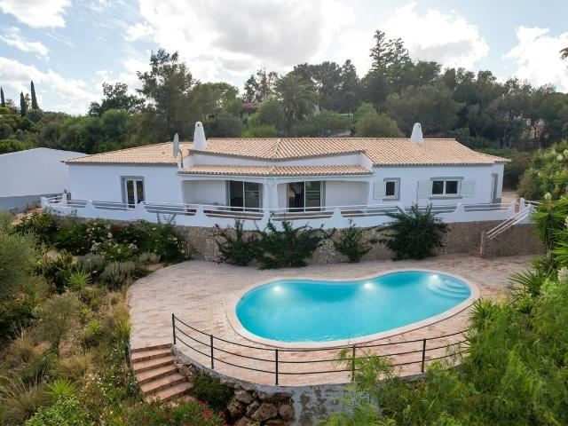 MORADIA T3 TÉRREA COM 3 SUITES, PISCINA E PRIVACIDADE | SERR. 204m² Mexilhoeira Grande
