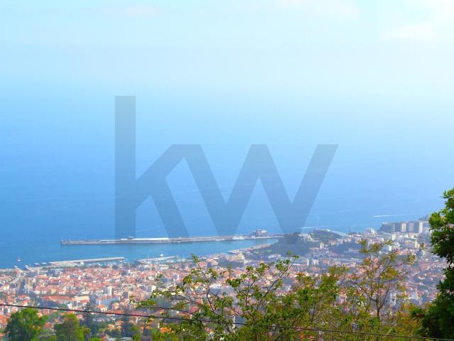 Moradia T3 térrea, com 142m2 área bruta, inserida em propriedade com 1.300m2 no Monte, Funchal