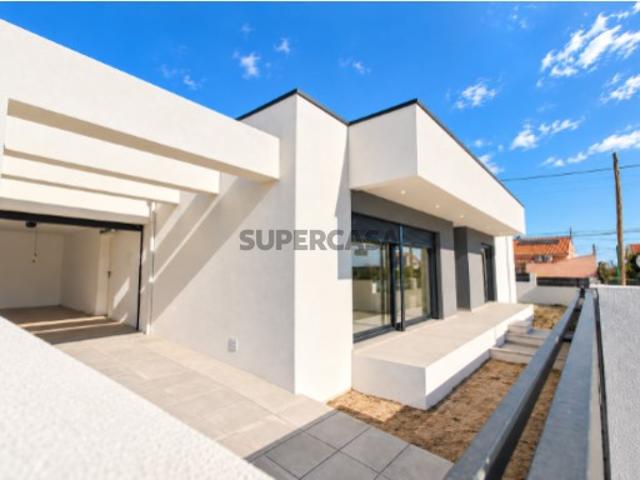 Moradia T3 Térrea com Jardim em Fernão Ferro