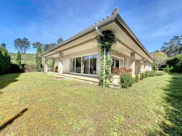 Moradia T3 térrea com jardim