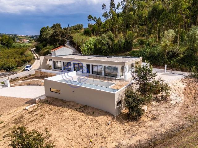 Moradia T3 Térrea com piscina e garagem