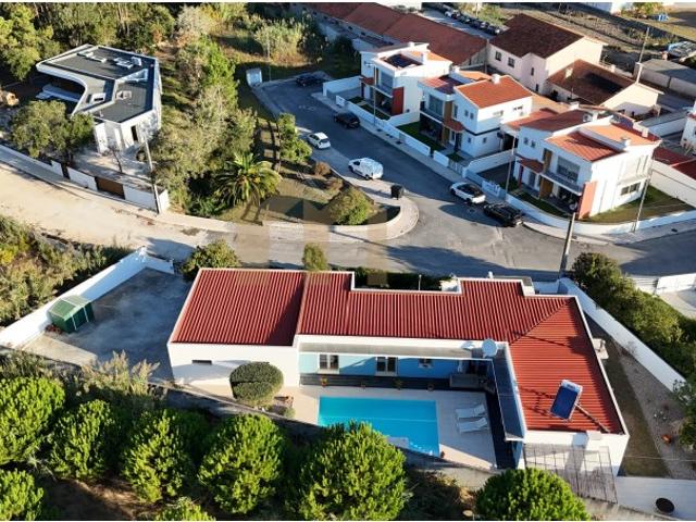 Moradia T3 térrea com piscina e garagem | Tornada Caldas da Rainha