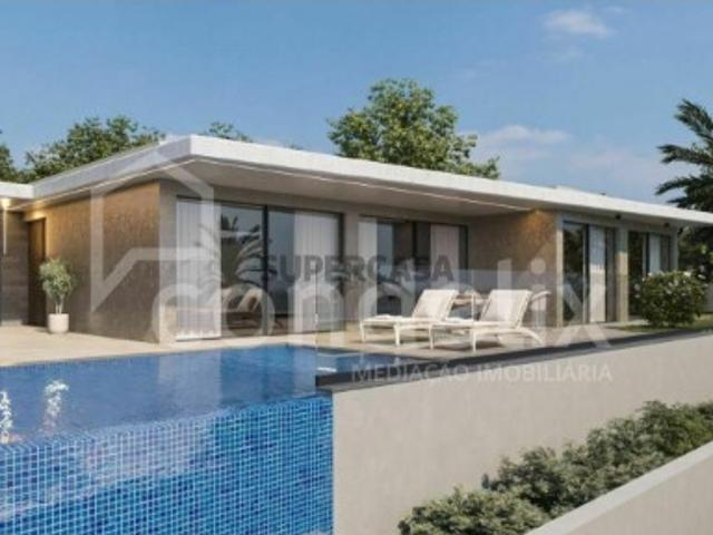 Moradia T3 Térrea com Piscina e Vista Baía