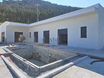Moradia T3 térrea com piscina junto à Serra do Montejunto 117m² Lamas e Cercal