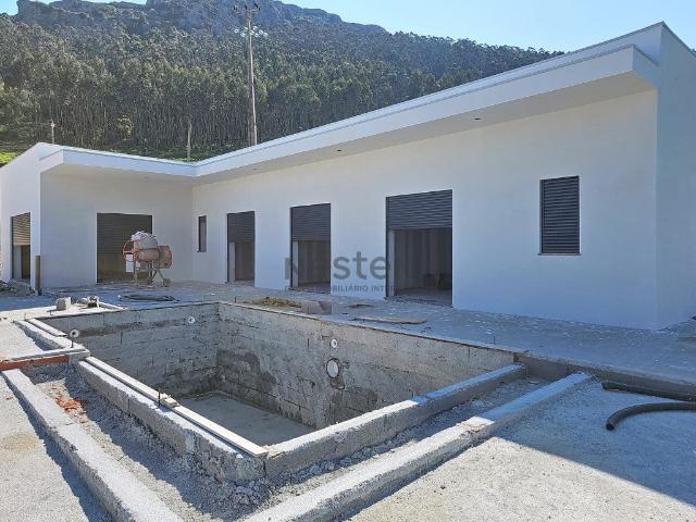 Moradia T3 térrea com piscina junto à Serra do Montejunto 117m² Lamas e Cercal