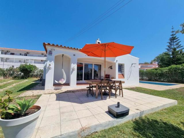 Moradia T3 térrea com piscina privada e jardim no centro de. 123m² Albufeira Olhos de Água