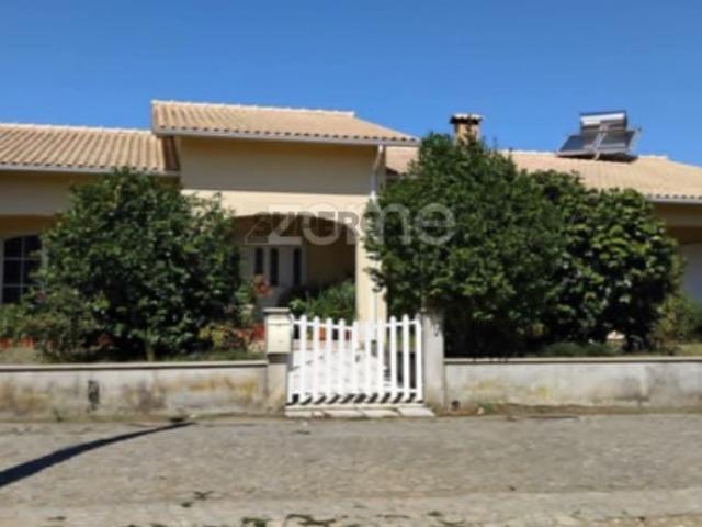 Moradia T3 Térrea com Terreno de 2.600 m² e ribeiro