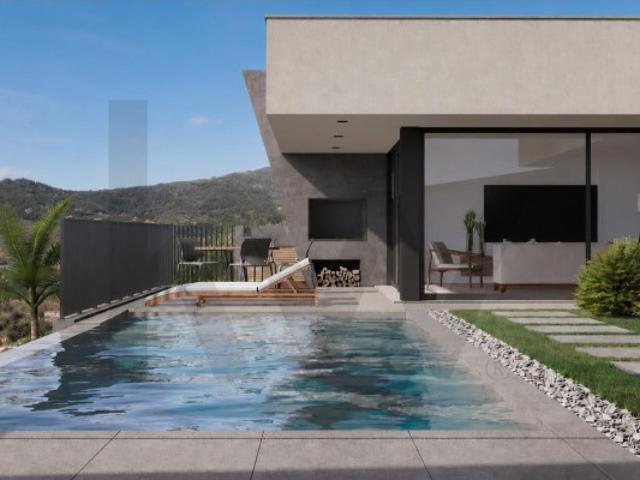 Moradia T3 Térrea de Arquitetura Contemporânea com Piscina Infinita e Vista Mar Em Construção
